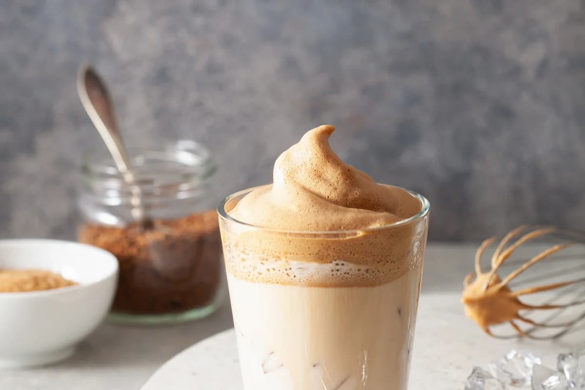 Café Dalgona Mousseux en un rien de temps